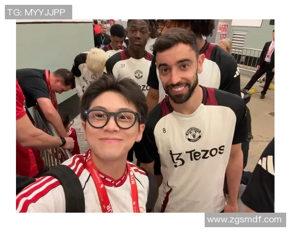 曼联全家福“抓包”细节曝光：镜头内外，是欢笑还是暗流？